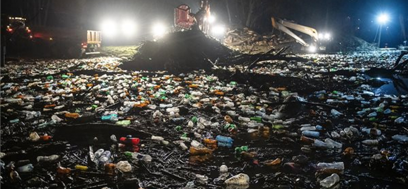 Elárasztotta a szemét a Tiszát, péntek óta próbálják megtisztítani