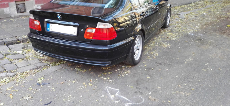 Na, ez az igazi trollkodás: nem elég, hogy összetört a BMW, még meg is büntették – szabálytalan parkolásért