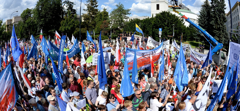 Lengyelország: megszavazták a bíróságokról szóló törvények módosításait