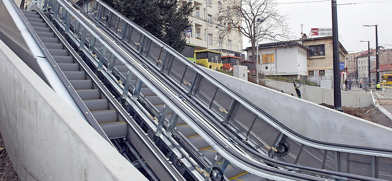 Fotók: Mozgólépcsőt építettek a Széll Kálmán térre