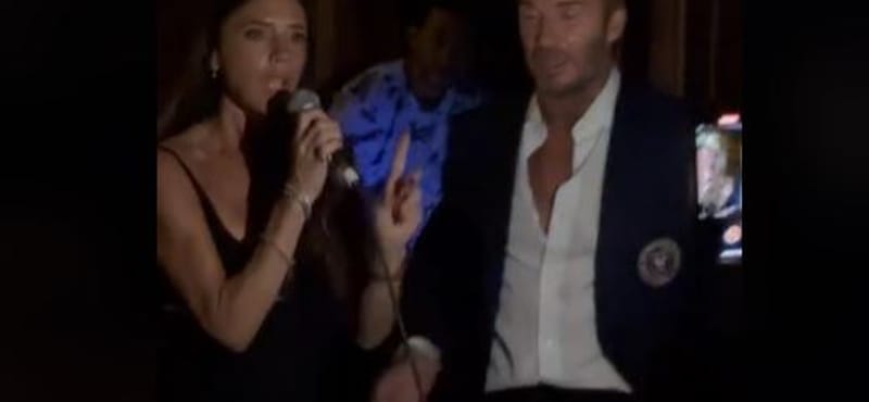 David Beckham zsebre dugott kézzel mutat be minimáltáncot, miközben felesége Spice Girls-t énekel
