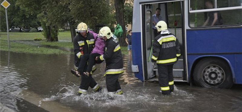 Tűzoltók mentették ki egy megfeneklett BKV-busz utasát - fotók