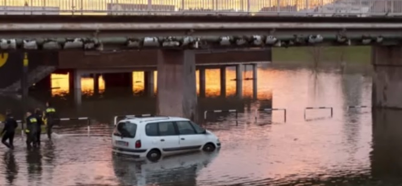 Egy parkolót is elöntött a víz, tűzoltók húzták ki az ott rekedt autót - videó