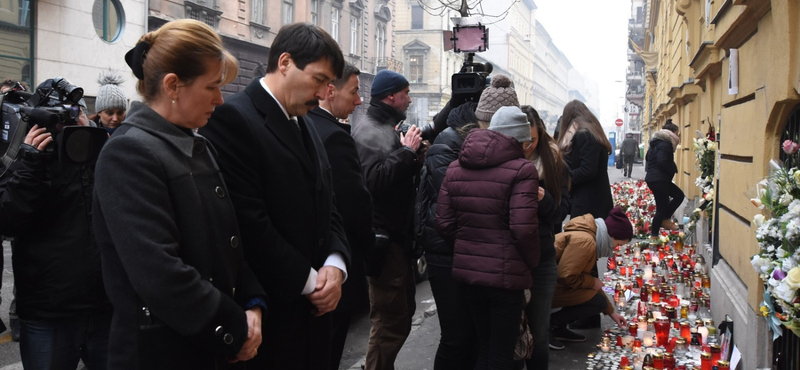 Áder János gyertyát gyújtott a Szinyeinél, az iskolában pszichológuscsoport dolgozik