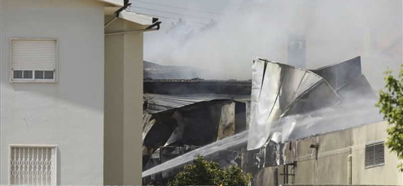 Egy nagyáruház mellé zuhant egy kisrepülő Lisszabonban