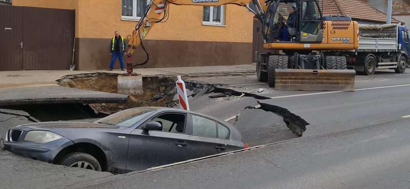 Debrecenben beszakadt az út egy BMW alatt + videó