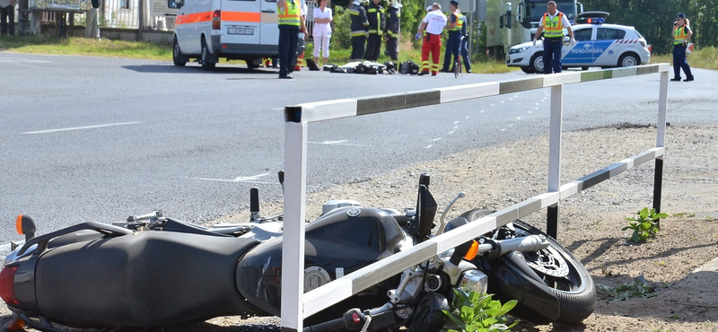 Meghalt egy motoros Városlődnél, lezárták a 83-as utat