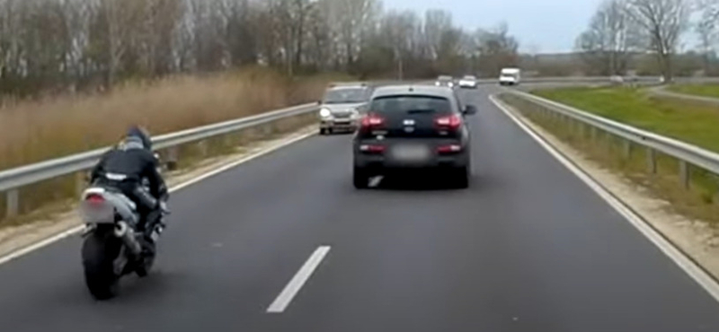 Életveszélyes tempóval érkezett meg a motoros az előzésben lévő kocsi mögé – videó