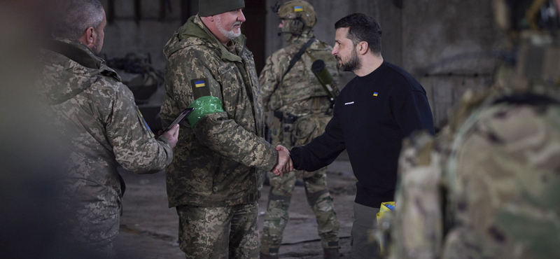 Zelenszkij meglátogatta a fronton harcoló ukrán katonákat