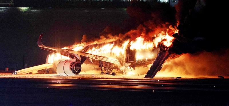 Öt ember meghalt a kisgépben, amely a Japan Airlines utasszállítójával ütközött a tokiói reptér kifutóján