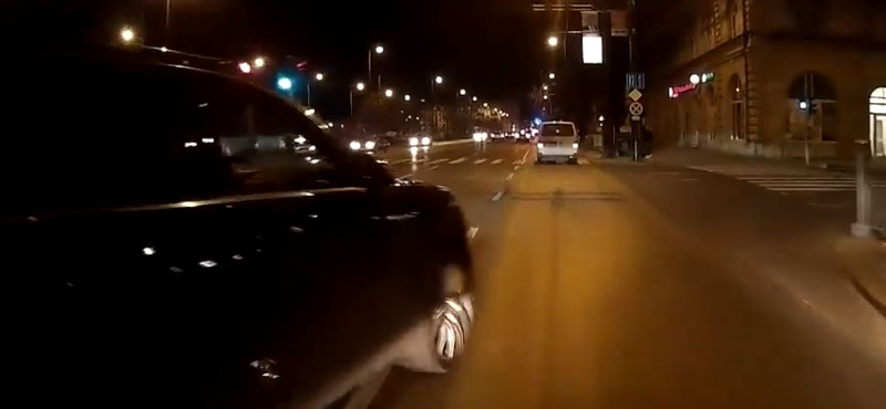 Videó: tényleg akkor veszi észre a buszt ez a budapesti porschés, amikor telibe találja?