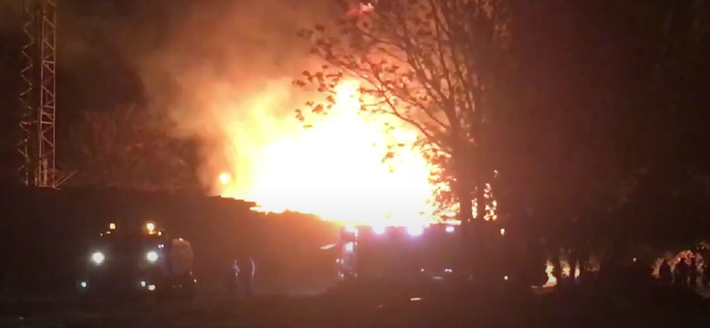 Hatalmas lángokkal égett egy talpfarakás Rákosrendezőn – videó