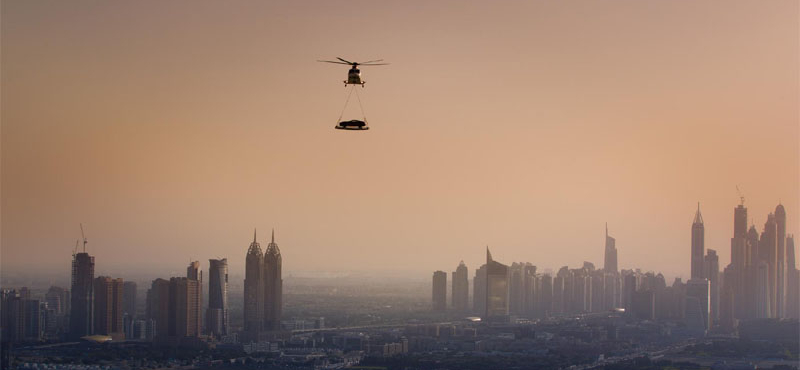 Mit keres egy Aston Martin a Burdzs al-Arab tetején? - videó