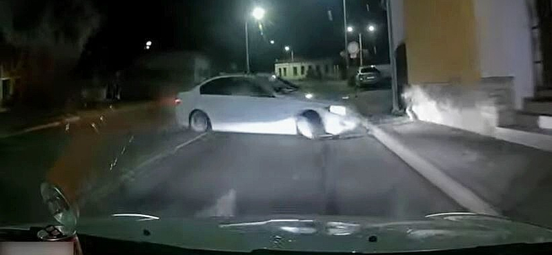 Nagy tempóval sodródott neki egy BMW a vétlen autósnak Tapolcán – videó