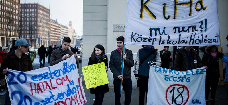 Már gyülekeznek a diákok a Deák téren