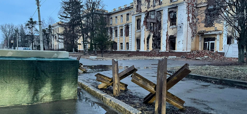 Egy rommá lőtt harkivi iskola elől jelentkeztek be a HVG tudósítói 