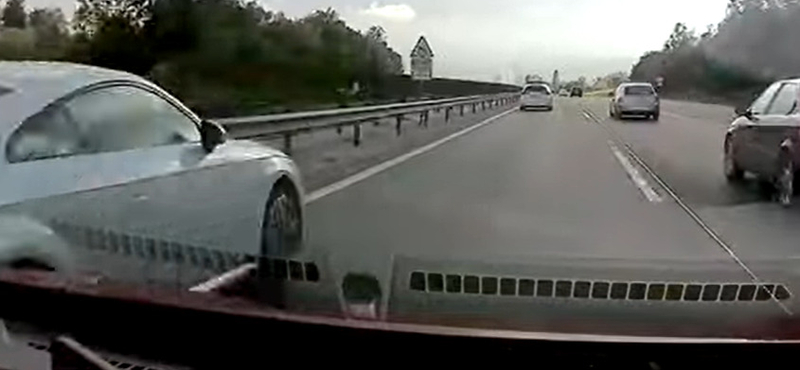 Olyat előzött egy Audi az M1-esen, mintha videójátékban lenne – videó