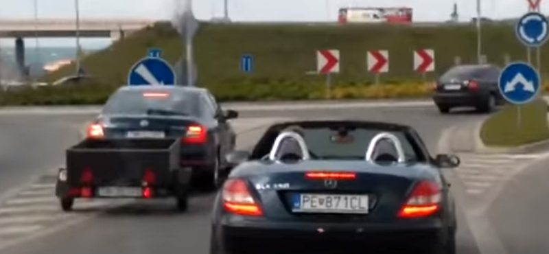 2 percen át blokkolta a mentőautót a szlovák Mercedes sofőrje – videó