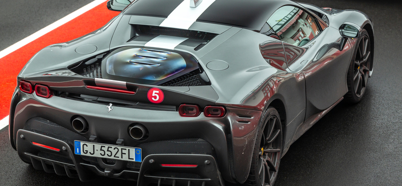 Esőtánc ezer lóerővel: Olaszországban vezettük a Ferrari legerősebb szériamodelljét, az SF90-et