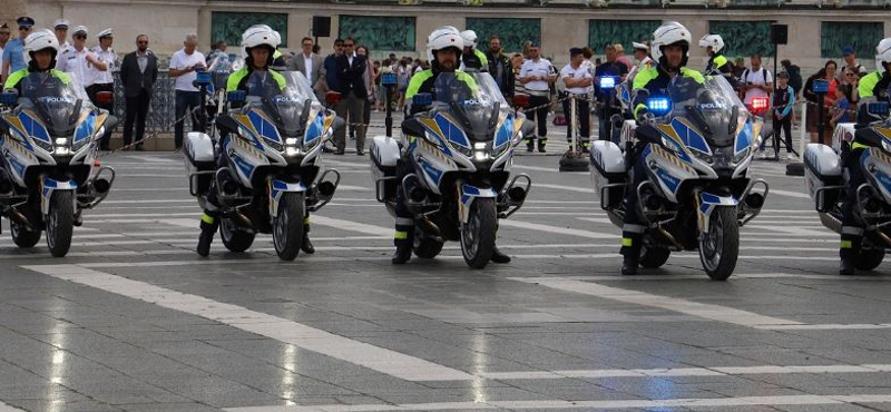 Ötven vadonatúj BMW motorral frissült a rendőrség flottája