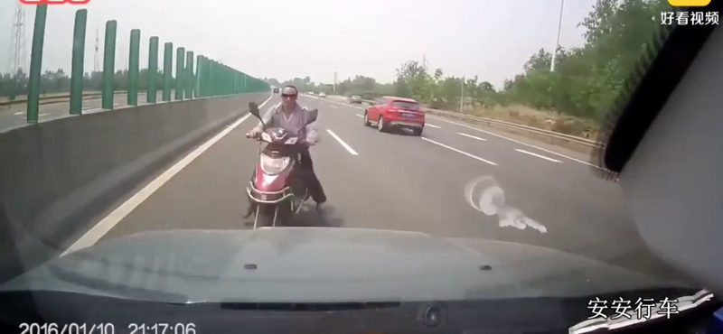 Szemből hajtott fel az autópályára a motoros, nem lett jó vége – videó