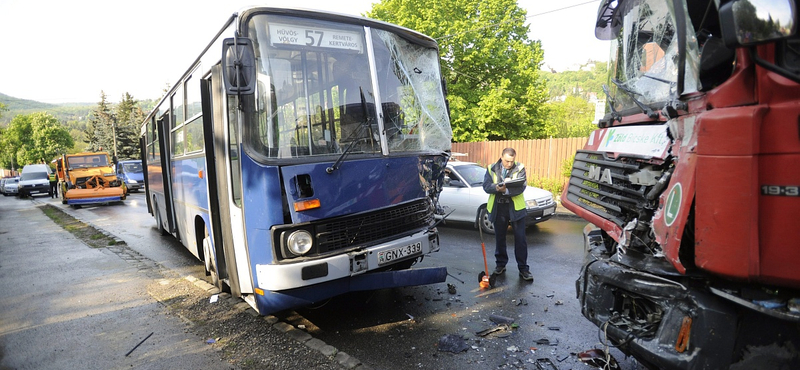 Kukásautóval csattant az 57-es busz, durván összetört mindkettő – fotók