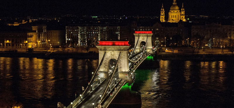 A Fidesz szerint nem volt fellobogózva Budapest március 15-én, a főváros szerint igen