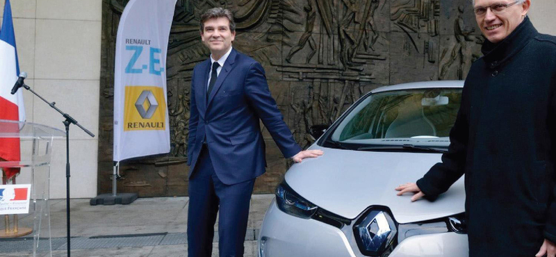 Miniszter kapta az első elektromos Renault Zoe kisautót