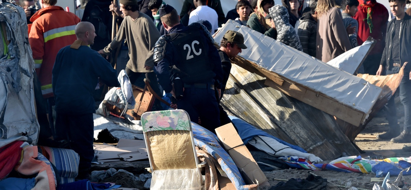 Migránsokkal szembeni rendőri visszaélésekről ír egy francia kormányjelentés