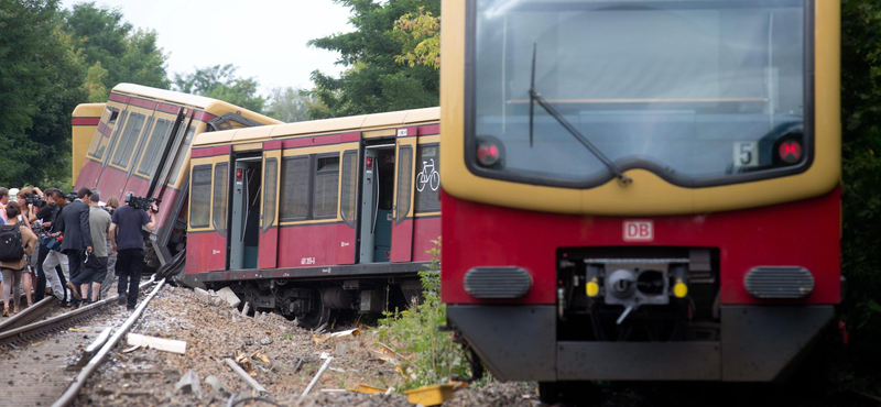 Súlyos vonatbaleset Berlinben, kisiklott az S-Bahn – fotók