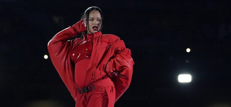 Rihanna várandósságáról nem csak a közönség, de a saját táncosai sem tudtak