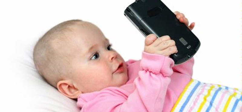 Döbbenetes megállapítás: egyre több kisbaba okostelefonozik