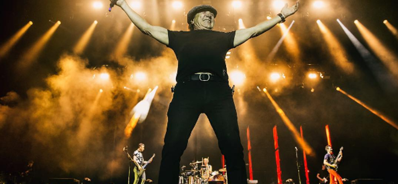 Hosszú kihagyás után, a Muse koncertjén tért vissza a színpadra Brian Johnson