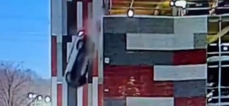 Videó: Kizuhant egy kocsi egy parkolóház negyedik emeletéről, és a sofőrnek semmi baja nem lett