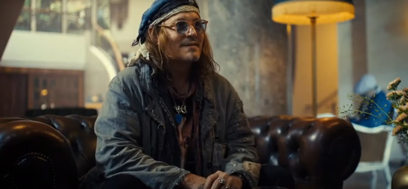 Johnny Depp a Gellért szállóban forgatott, de meggyűlt a baja az ajtóval 