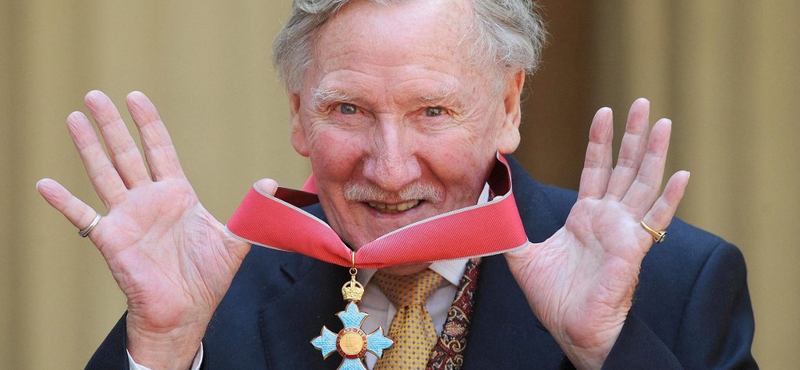 Meghalt Leslie Phillips, a Teszlek Süveg szinkronhangja