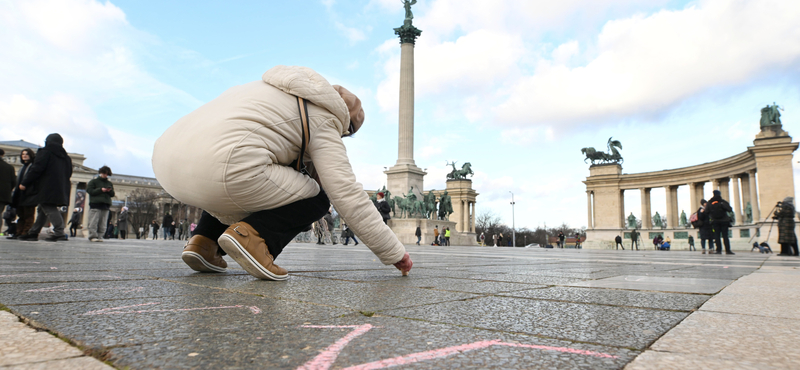 Több mint 16 ezer hiányjelet rajzoltak a Hősök terére a tanárokért