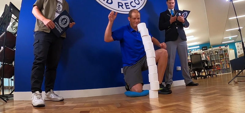 Még sosem raktak egymásra tíz vécépapír-gurigát ilyen gyorsan – videó
