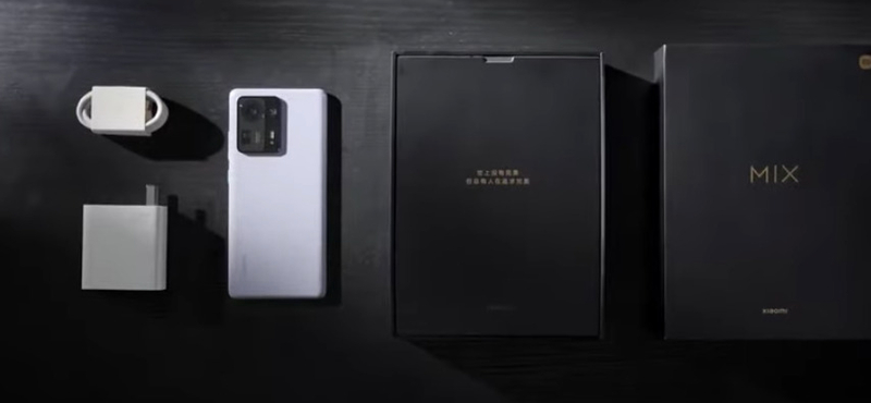 A legilletékesebb mutatja meg, mit rejt a Xiaomi Mix 4 doboza – videó