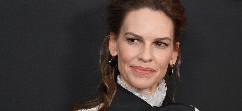 48 évesen ikreket vár Hilary Swank