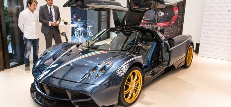 Horatio Pagani tudja mi kell a gazdag kínaiaknak. Például egy ilyen 4 millió eurós Huayra