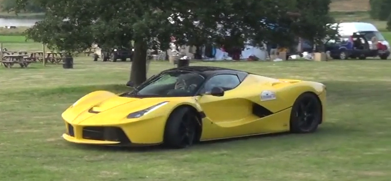 Videó: fűnyíróként használják a milliárdos értékű LaFerrari Apertát