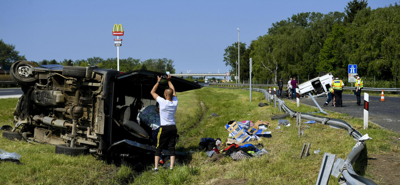 Fotó: 8 ember ült az M1-esen felborult kisbuszban