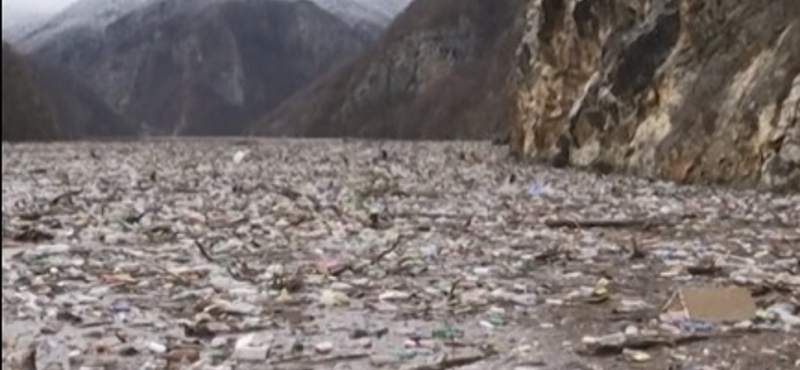 Tízezer köbméter szemét lebeg a Drina folyón a bosznia-hercegovinai Višegradnál – videó