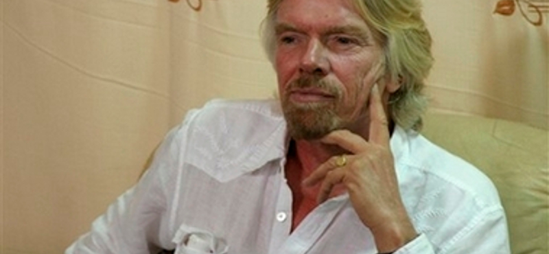 Lángoló házból mentették ki Richard Branson 90 éves anyukáját 