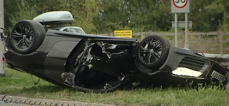 Tetőre borulva állt meg a Porsche 911-essel versengő Audi R8 – fotó