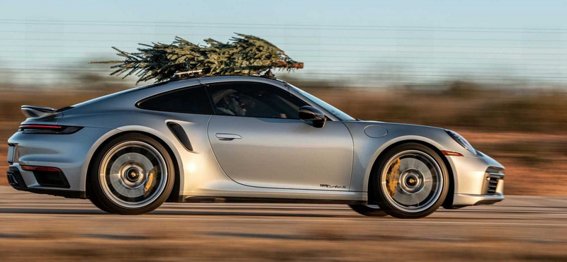 280 km/h-val szállított karácsonyfát egy Porsche – videó