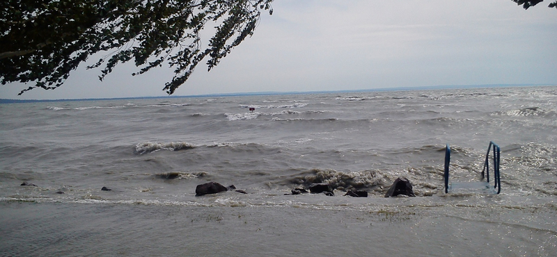 Vízbe esett férfit mentettek ki a háborgó Balatonból - videó