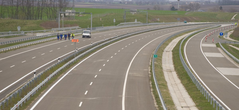 Megnyitották a forgalom előtt az M31-es autópályát