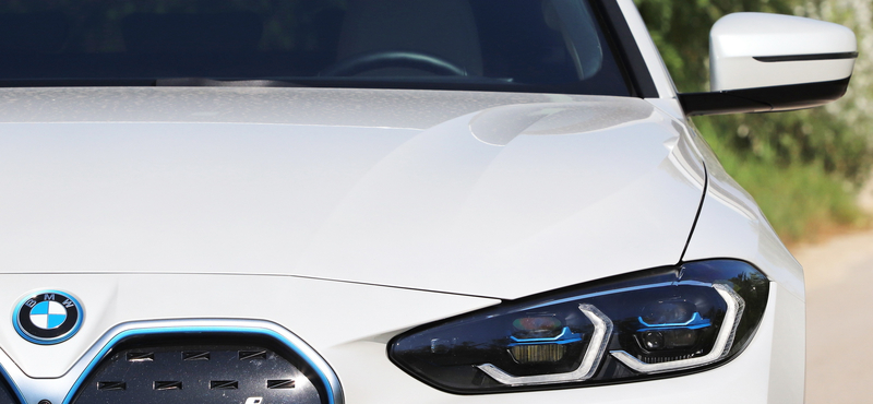 A BMW 600 lóerő fölé tolta az i4 villanyautó teljesítményét